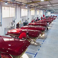 Eine Reihe lackierter und finalisierter Bauteile, bereit für den Transport 